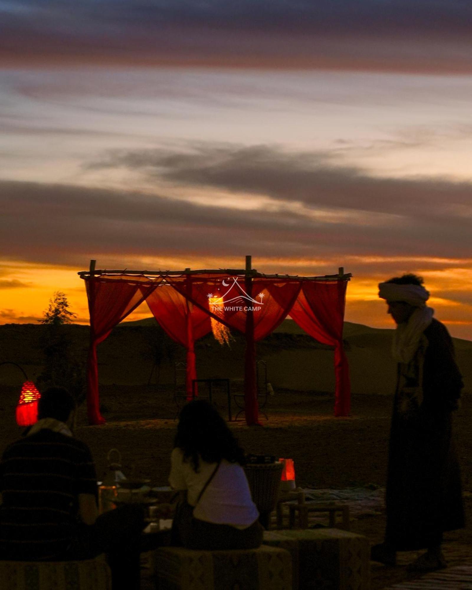 The White Camp - Your Merzouga Luxury Desert Camp & Erg Chebbi Dunes Camel Riding Exteriér fotografie